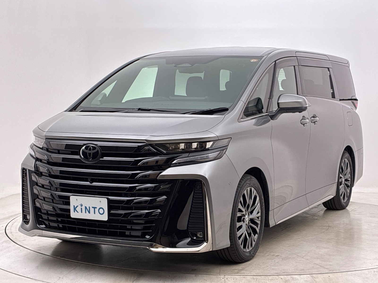 2. ヴェルファイア カラーサンプル プレシャスメタル 新型　250126発売 Correction: I've seen the Toyota Vellfire Z Premier, which will be