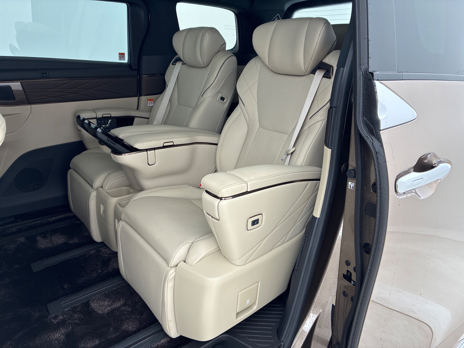 トヨタ アルファード Executive Lounge HEV 2.5L 4WD(7人乗り