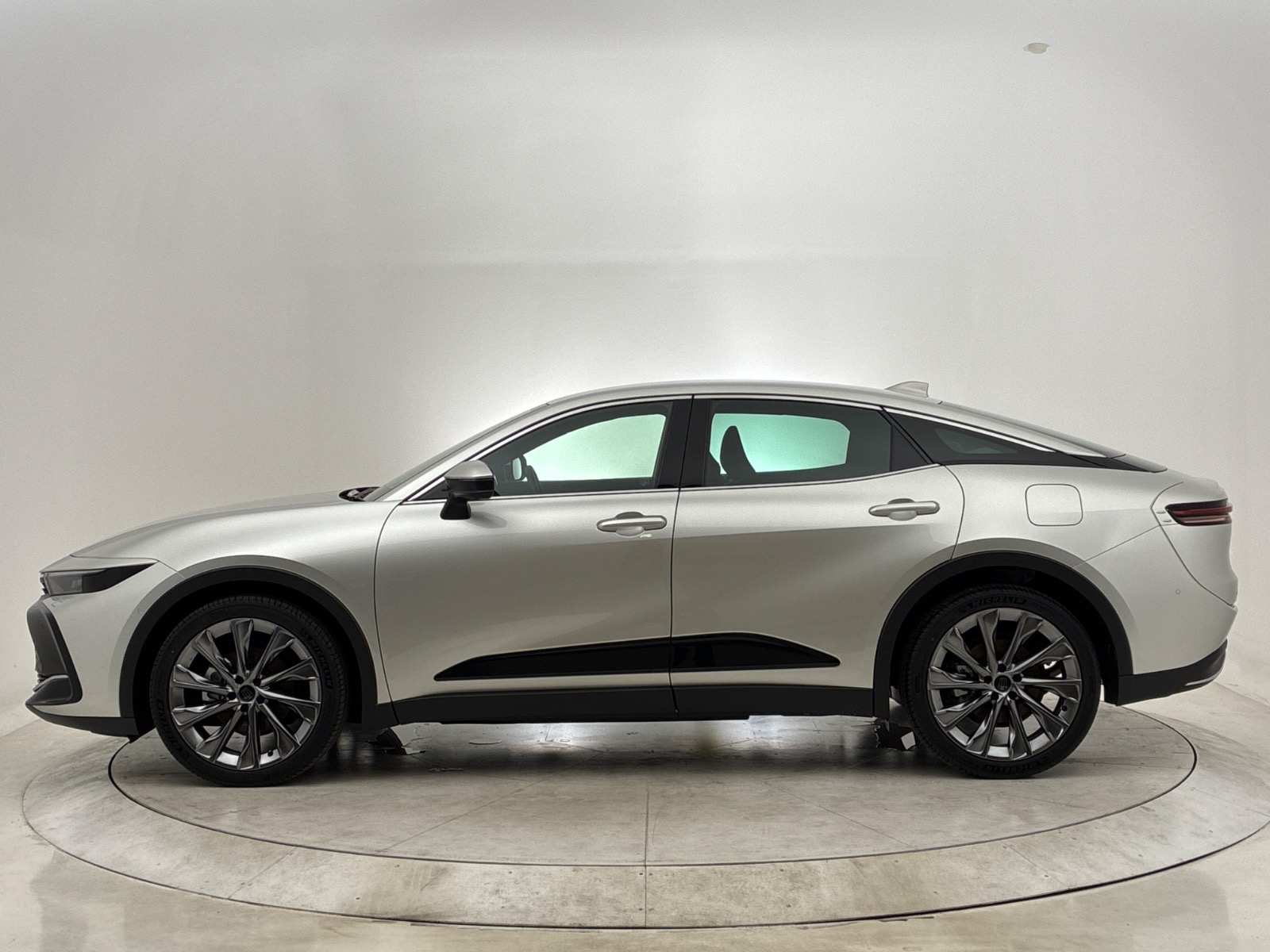 トヨタ クラウン CROSSOVER Z HEV 2.5L 4WD(5人乗り) ハイブリッド