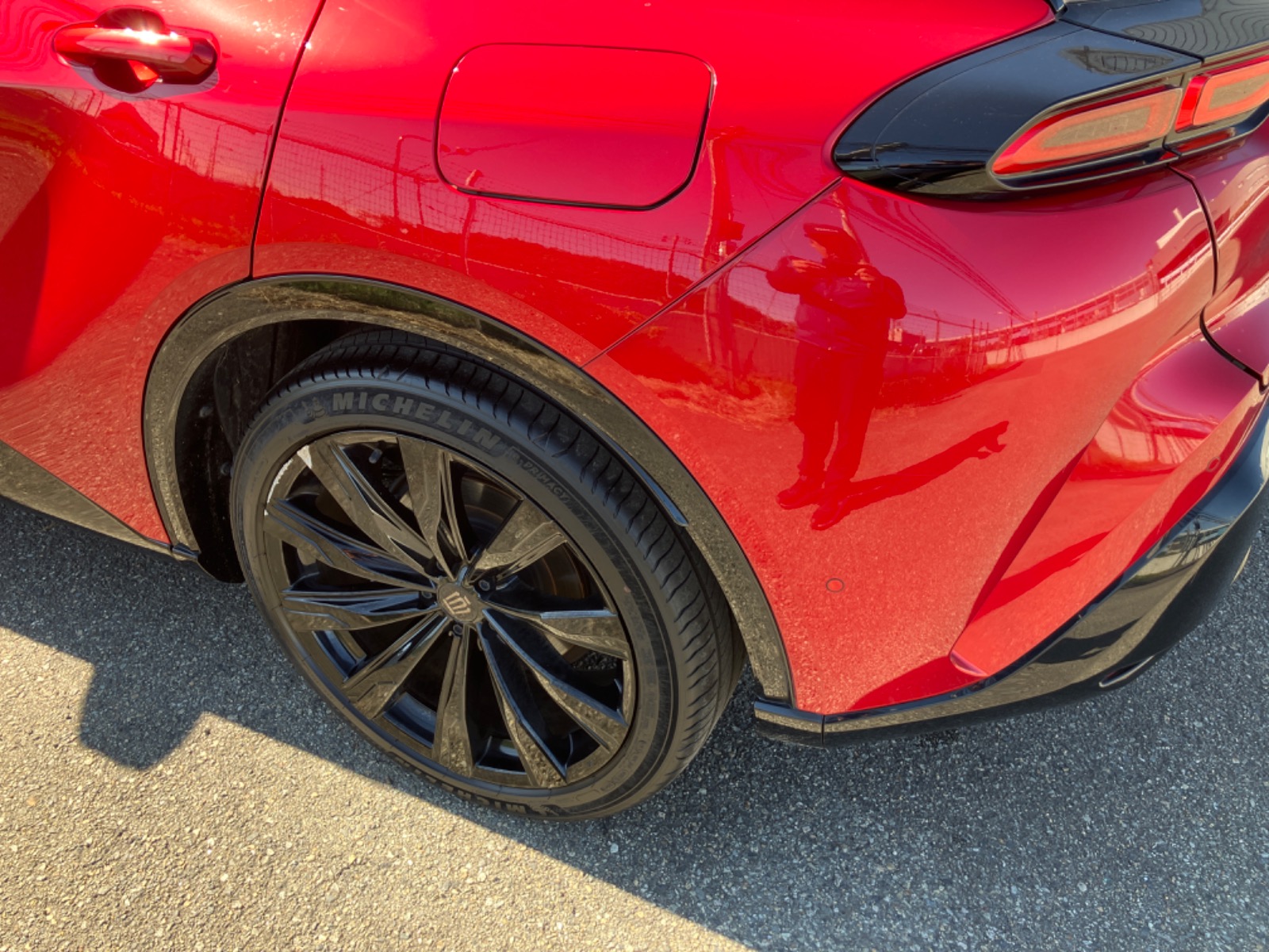 傷の画像です。左後ろのアルミホイールにやや大きなキズかあります