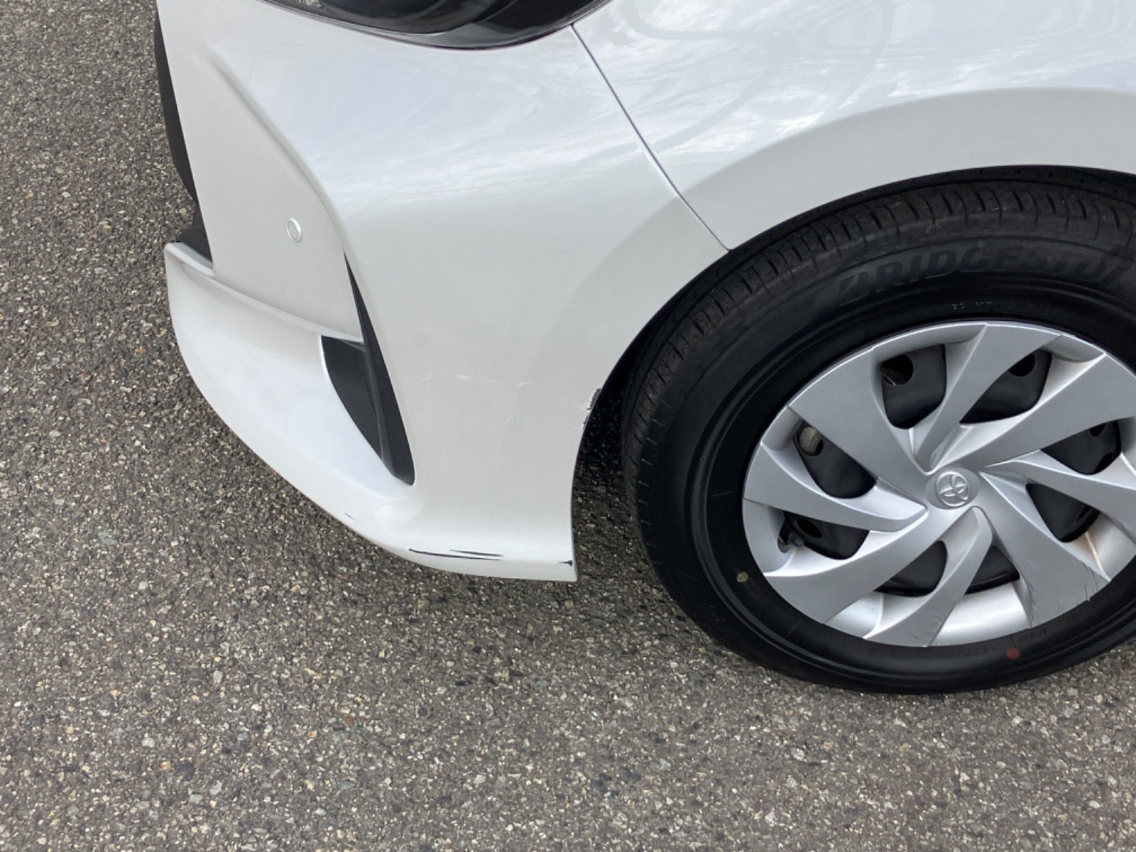 傷の画像です。左フロントバンパーにやや目立つキズがあります