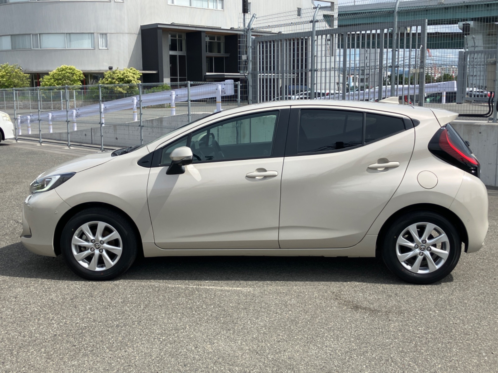 トヨタ アクア Z HEV 1.5L 2WD(5人乗り) ハイブリッド 2024年式 クリア