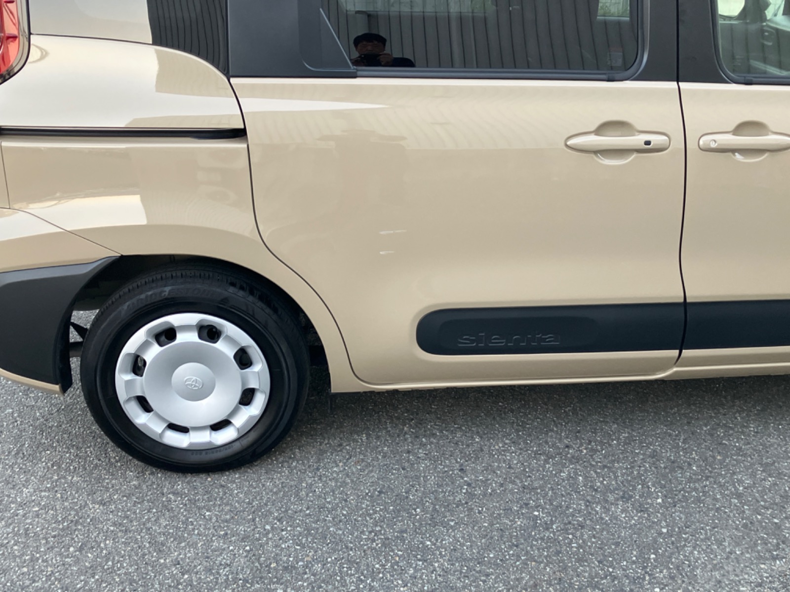 傷の画像です。右スライドドアのやや目立つ位置にキズがあります。