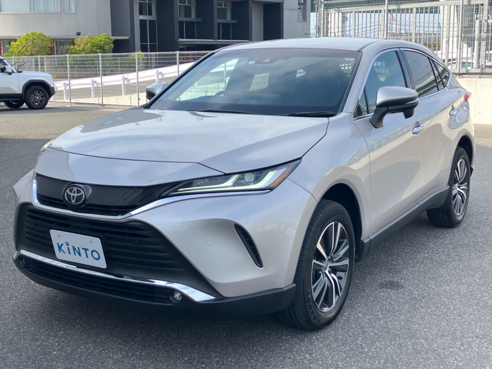 トヨタ ハリアー ｜維持費コミの新車リース月額・納期をチェック｜KINTO