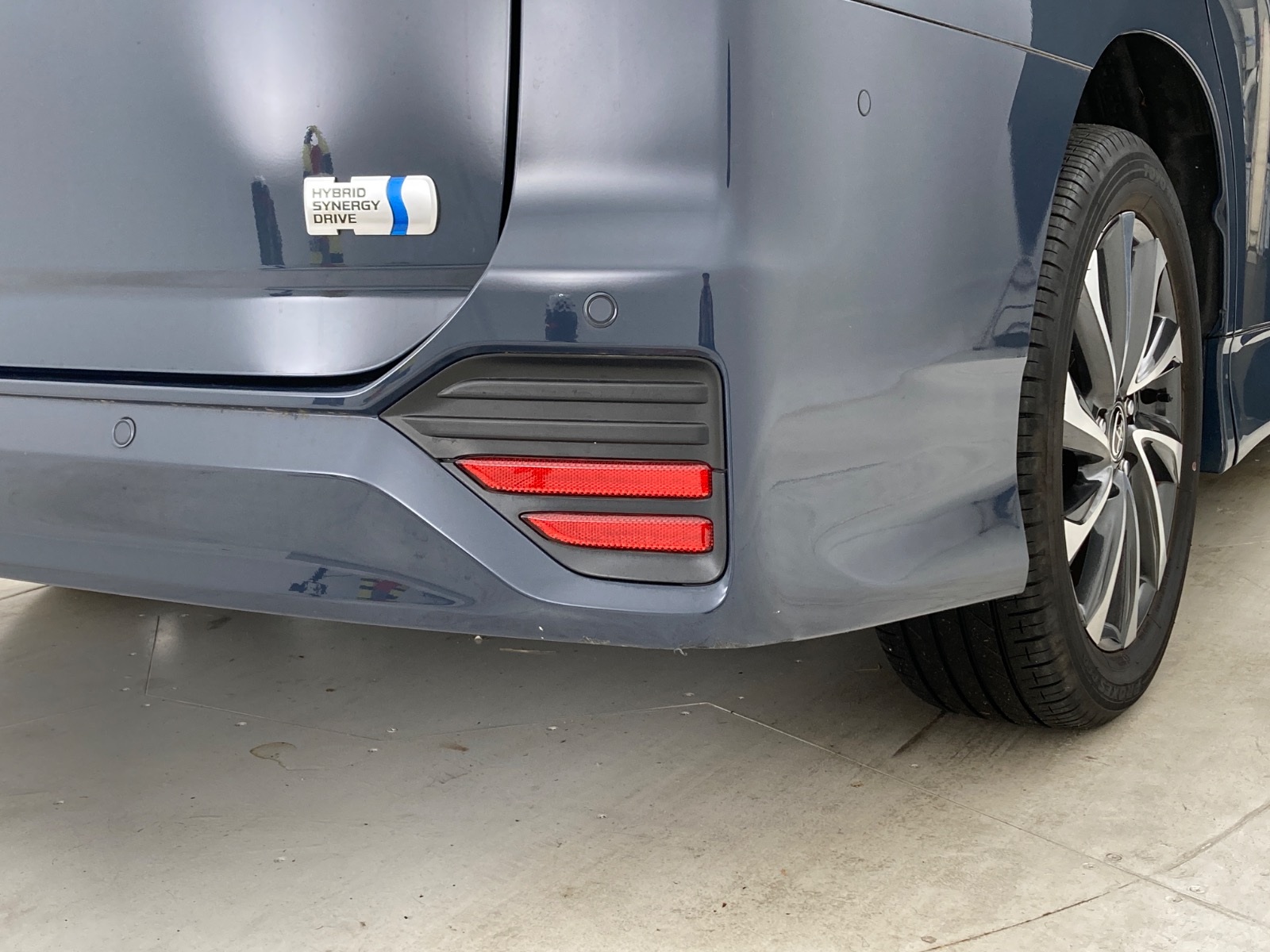 傷の画像です。右後ろバンパーにやや大きなキズがあります。