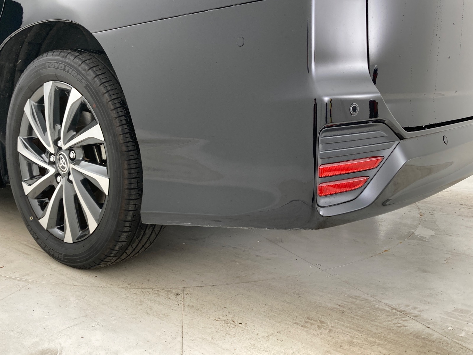 傷の画像です。左後ろバンパー下部にやや目立つキズがあります